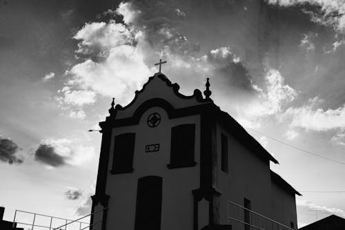 Photos gratuites de ancienne église, ciel dramatique, contraste élevé