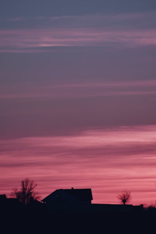 Silhouette De Maison Pendant L'heure D'or