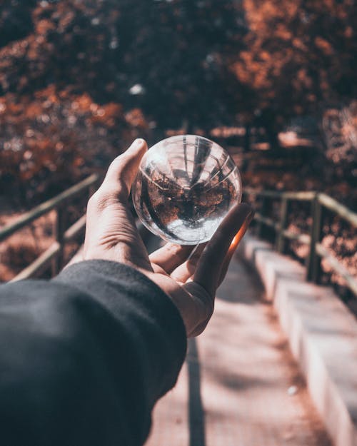 Foto De Pessoa Segurando A Bola De Lente