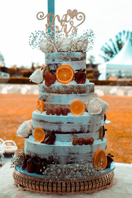 Gâteau à 4 étages Avec Des Oranges Tranchées Sur La Surface