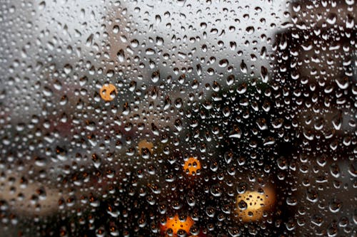 全帧拍摄的玻璃窗上的雨滴