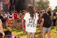 热闹的节日场景中，各种各样的人聚集在户外观看音乐会