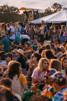 在帐篷和开阔的天空下，热闹的人群享受着户外音乐节