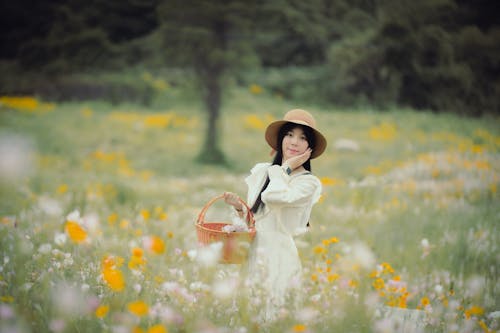 Gratis stockfoto met Aziatische vrouw, bloemen, mand