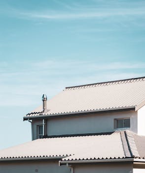 现代房屋的屋顶在蔚蓝天空下，展示了建筑设计