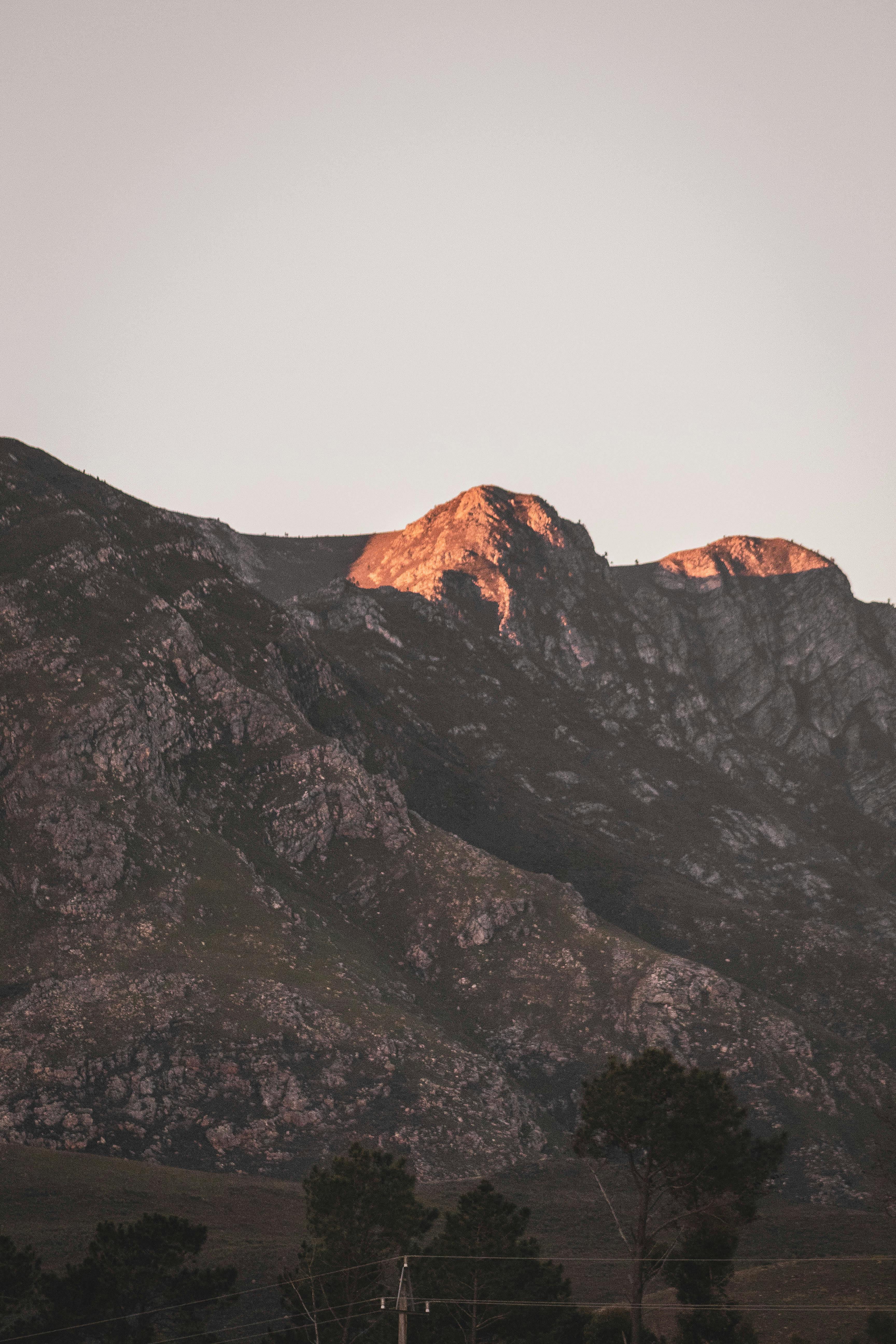 捕捉黄昏时分阳光普照的山峰所展现的宁静之美