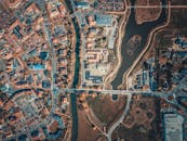 航拍镜头捕捉到了包括道路、建筑物和水体在内的复杂城市布局