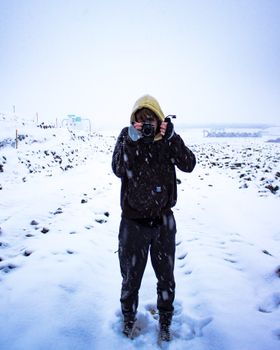 在科罗拉多州苏必利尔的雪地里，一个人正捕捉着冬季的景象