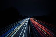 一张德国奥斯纳布吕克夜间高速公路上充满活力的光路长曝光照片