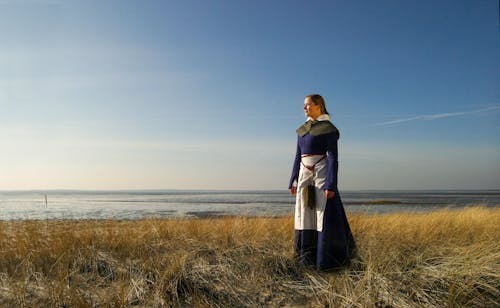 Foto Wanita Berdiri Di Lapangan Rumput