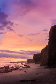 宁静的海景、悬崖和充满活力的日落天空，对自然爱好者来说再合适不过了