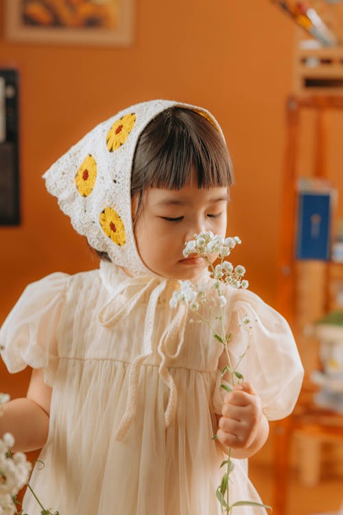 Kostenloses Stock Foto zu asiatisches kind, blumen, elegante kleidung