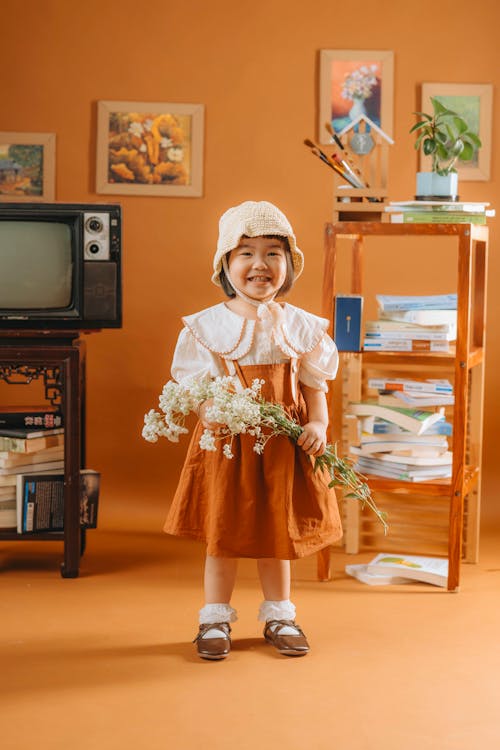 Kostenloses Stock Foto zu asiatisches kind, blumen, elegante kleidung