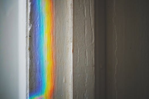 特写：彩虹束在室内纹理墙壁上的反射