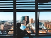 窗前坐着一个人，俯瞰着柏林的城市剪影