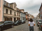 德国波茨坦的鹅卵石街道风景中，停放的汽车与历史建筑清晰可见