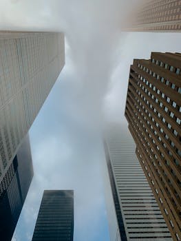 透过雾气，多伦多摩天大楼的低角度视图戏剧性地展示了现代建筑