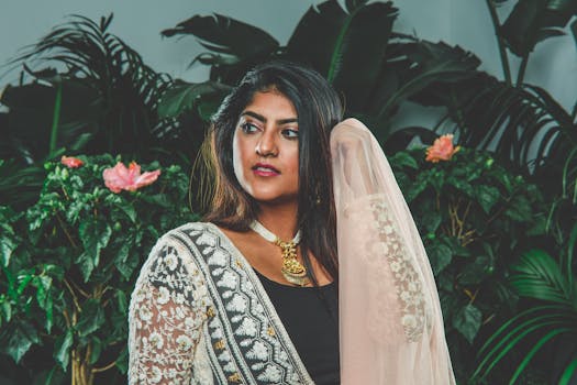 一位身着花卉背景传统服装的南亚女子，正优雅地摆出姿势