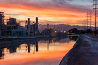 在亚利桑那州坦佩市热闹的日落映衬下，工业结构倒映出令人惊叹的景象