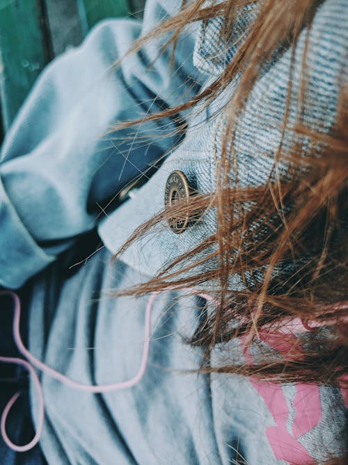 Foto Close Up Orang Yang Mengenakan Jaket Denim