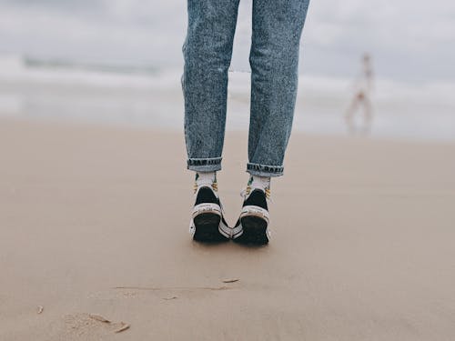 Photo D'une Personne Portant Un Jean En Denim