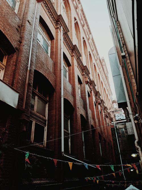 Free Discover the vintage charm of a historic brick alley in Brisbane, showcasing architectural elegance. Stock Photo