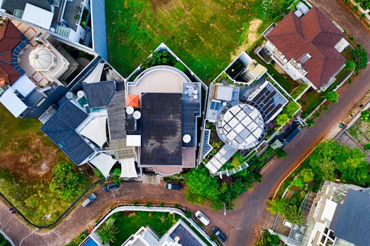雅加达住宅建筑鸟瞰图，展示了屋顶和绿地