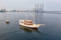 俯瞰印度尼西亚雅加达商业区天际线附近航行的帆船