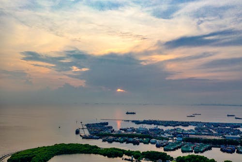 船停靠在港口的鸟瞰图照片