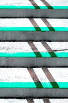 混凝土楼梯的艺术照片通过绿色条纹和阴影营造出抽象风格