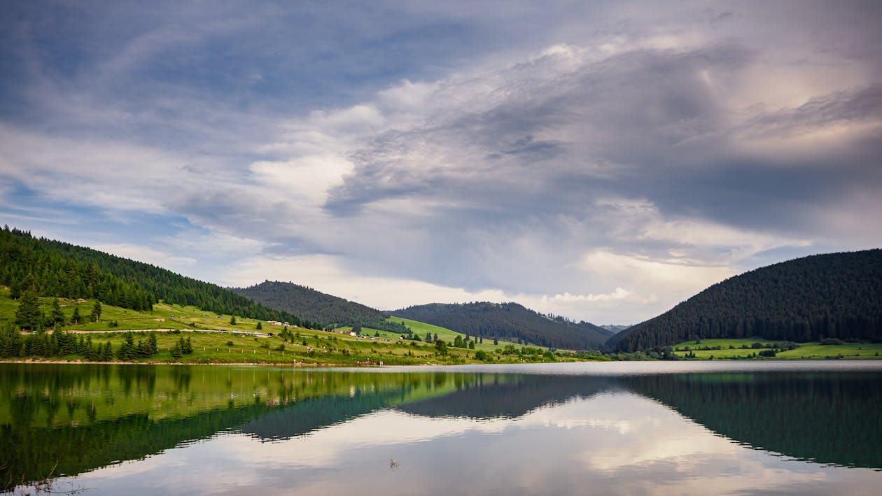 Free Photo of Lake Under Cloudy Sky Stock Photo