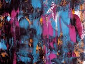 这幅抽象丙烯画大胆而多彩，画布上笔触充满活力