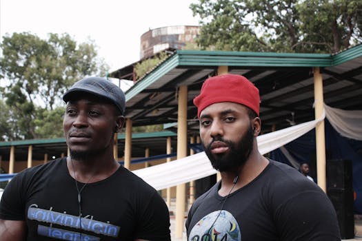 两名男子戴着耳机，穿着休闲帽和衬衫，站在户外