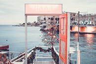 假日期间，海边一家餐厅的节日装饰品