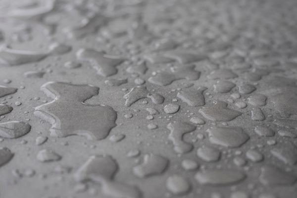 Gouttes d'eau sur surface traitée hydrofuge