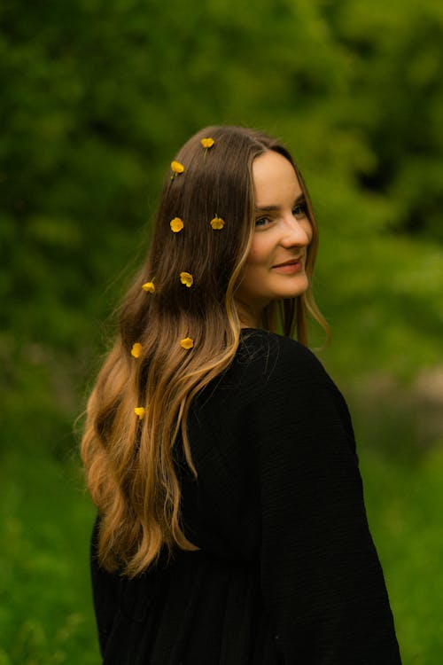 Gratis stockfoto met bloemen in het haar, bruin haar, gele wilde bloemen