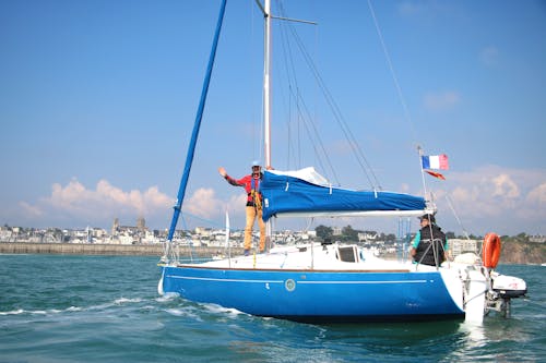 Kostenloses Stock Foto zu blauer himmel, blaues boot, blaues meer