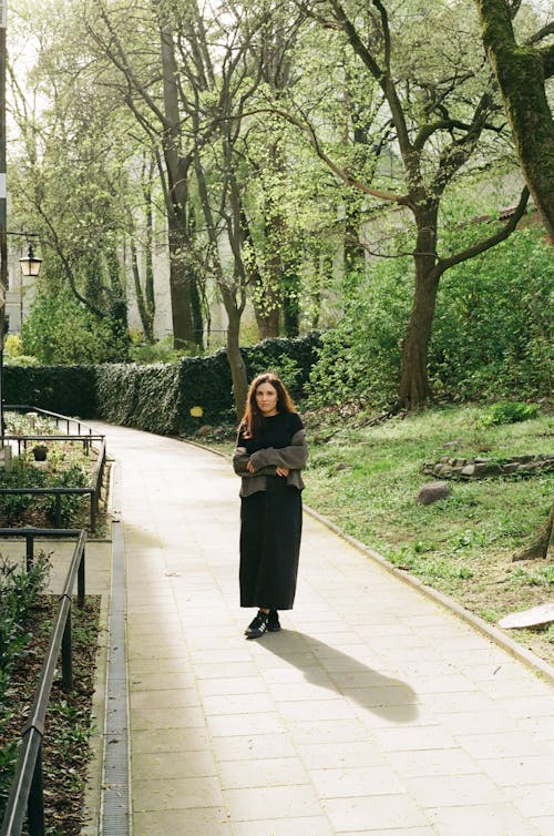 Darmowe zdjęcie z galerii z chodzenie, czarna sukienka, drzewa