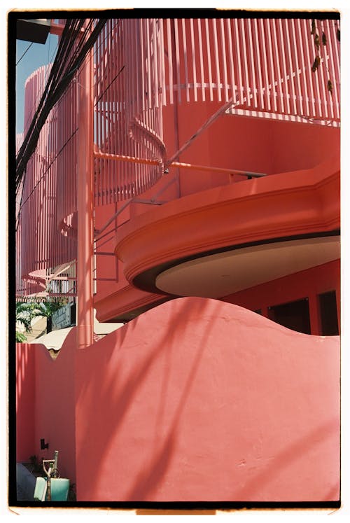 Foto d'estoc gratuïta de arquitectura moderna, edifici rosat, entrada