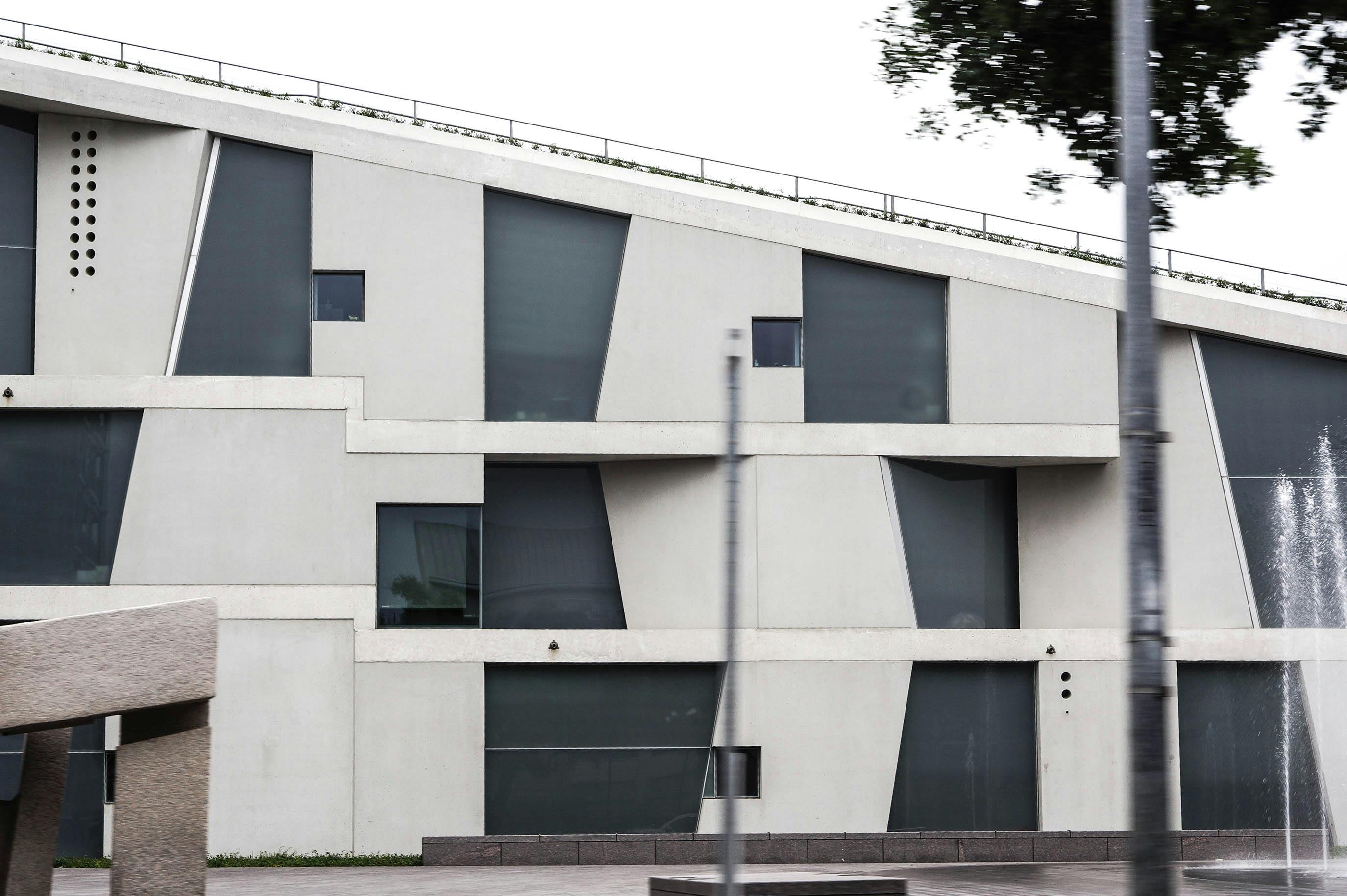 这种具有几何设计和大型玻璃面板的当代建筑，非常适合用于建筑研究