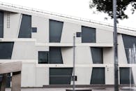 这种具有几何设计和大型玻璃面板的当代建筑，非常适合用于建筑研究