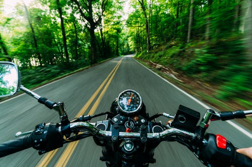 免費 摩托車運行特寫攝影 圖庫相片