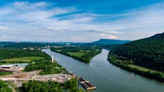 在晴朗的夏日天空下，田纳西河流经郁郁葱葱的绿色植物，构成了一幅令人惊叹的鸟瞰图