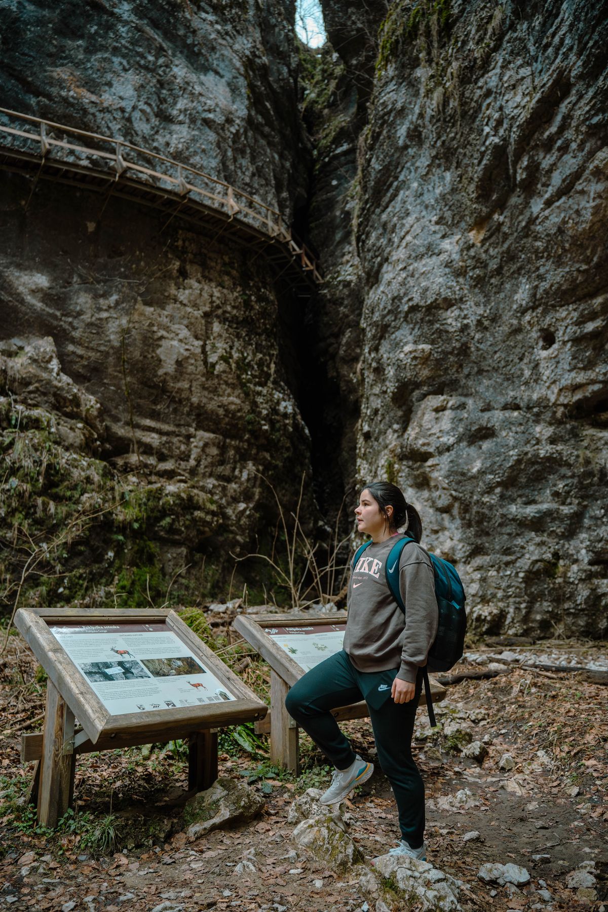 Wanderin erkundet die felsige Schlucht nahe La Palud-sur-Verdon