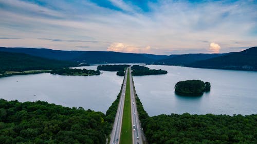 Fotografia Aérea De Uma Estrada Cercada Por Um Corpo D'água