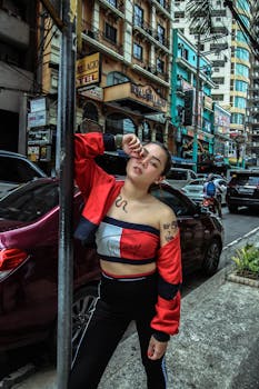 一位时髦的纹身女性在繁忙的城市街道上，将街头服饰摆放在汽车旁