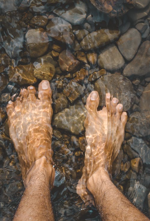 Immagine gratuita di acqua cristallina, fiume, piede