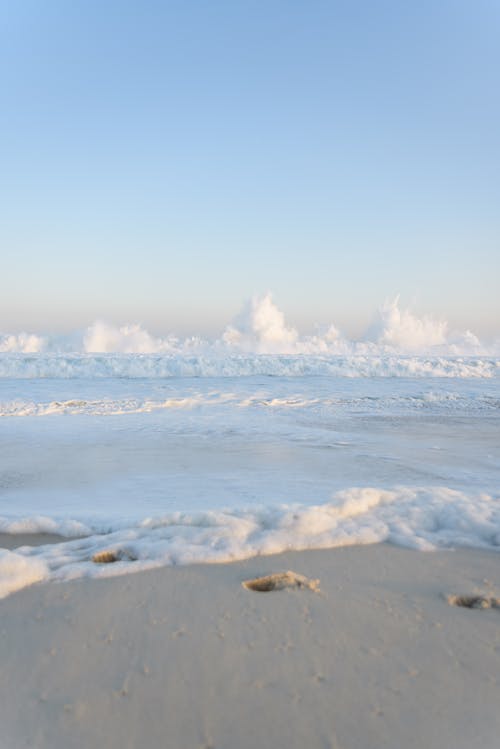 Gratis arkivbilde med bølger, hav, klar himmel