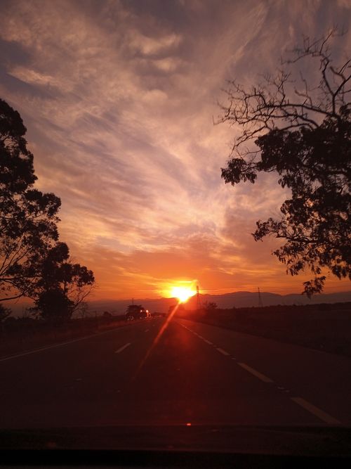 Free por do sol na estrada. Stock Photo