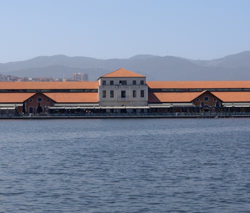 A large building with a roof and a large body of water